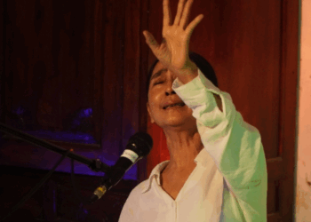 Monolog Ayu Laksmi “Apabila Aku Kembali dan Mengobati Diriku Sendiri” di Rabu Puisi #10 Komunitas Mahima