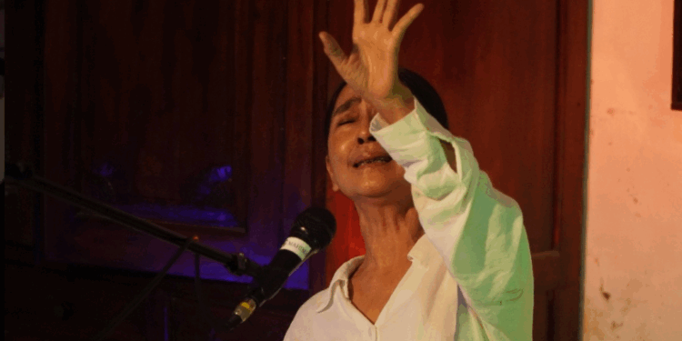 Monolog Ayu Laksmi “Apabila Aku Kembali dan Mengobati Diriku Sendiri” di Rabu Puisi #10 Komunitas Mahima