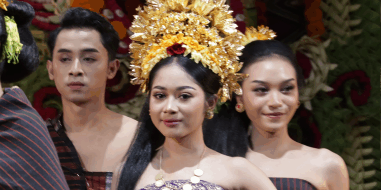 Buleleng Tampilkan Konsep Bali Mula dalam Utsawa Busana Adat di Pesta Kesenian Bali 2025