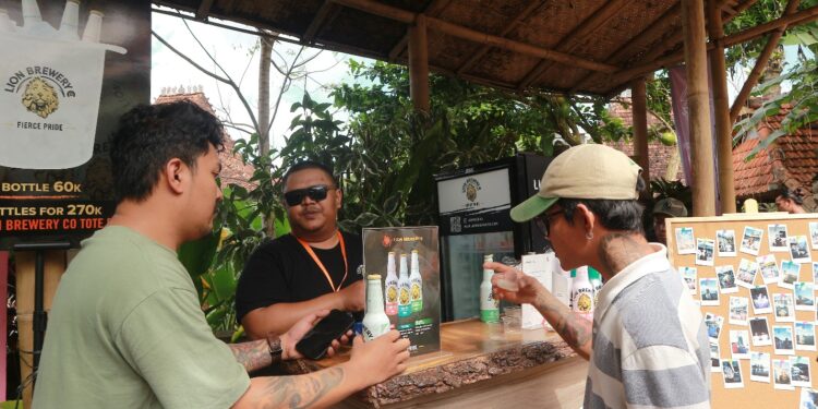 Abraham dan Cerita Sebotol Lion Brewery di Ubud Food Festival 2025