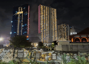 Saat Malam Jatuh di Surabaya Barat