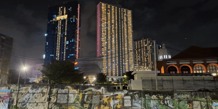 Saat Malam Jatuh di Surabaya Barat