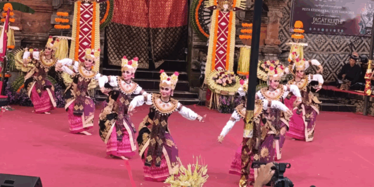 Joged Pingitan dari Batuan-Sukawati di Pesta Kesenian Bali 2025: Simbol Bidadari Turun ke Bumi