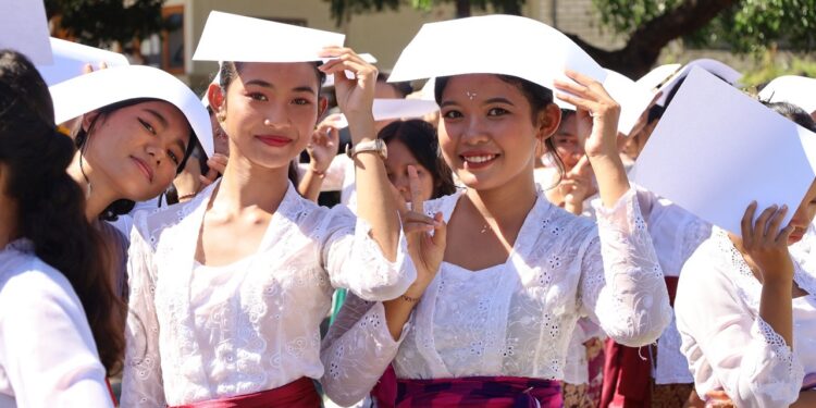 Sederhana, Haru dan Bahagia di SMPN 2 Sawan: Pelepasan Siswa, Guru Purnabakti dan Pindah Tugas