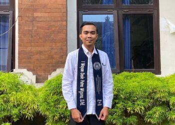 Dede Putra Wiguna Raih Gelar Sarjana dengan Buku Berita Kisah “Bersama Seni di Sukawati”