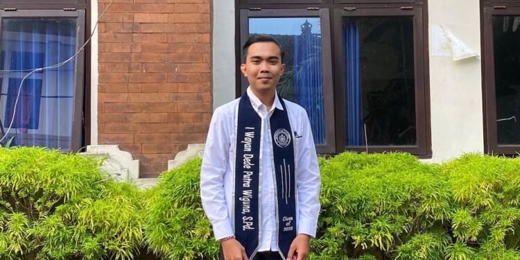 Dede Putra Wiguna Raih Gelar Sarjana dengan Buku Berita Kisah “Bersama Seni di Sukawati”