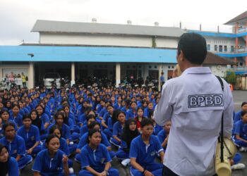 Ketika Sekolah Berguncang, Langkah-langkah Kecil Berhamburan