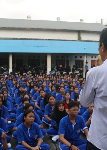 Ketika Sekolah Berguncang, Langkah-langkah Kecil Berhamburan
