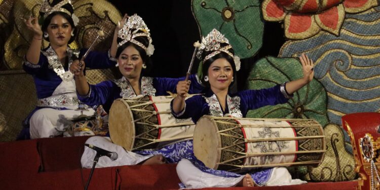 Menonton Tiga Garapan Khas Daerah Sanggar Seni Manik Uttara Buleleng di Pesta Kesenian Bali 2025