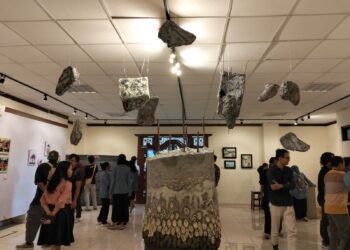 Melihat Karya Dolar dan Bayu Beton: Surga yang Disemen dan Pesta Judi Para Babi