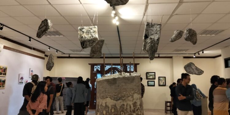 Melihat Karya Dolar dan Bayu Beton: Surga yang Disemen dan Pesta Judi Para Babi