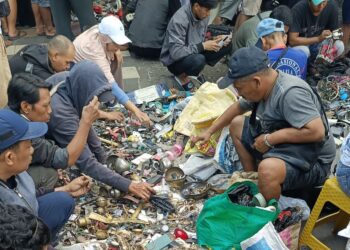 Berburu “Harta Karun” di Pasar Maling Surabaya