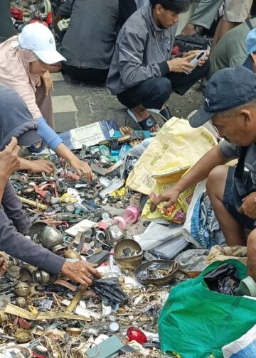 Berburu “Harta Karun” di Pasar Maling Surabaya