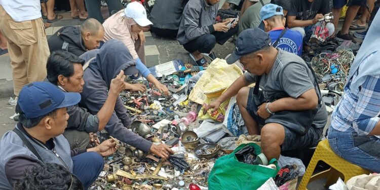 Berburu “Harta Karun” di Pasar Maling Surabaya