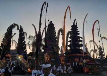 Alih Dewa di Deweke: Kearifan Lokal Bali dalam Perspektif Global