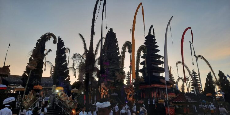 Alih Dewa di Deweke: Kearifan Lokal Bali dalam Perspektif Global