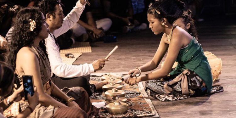 Menyimak “Senglad” di Malam yang Terlewat — Catatan Lepas atas Undangan I Wayan Diana Putra