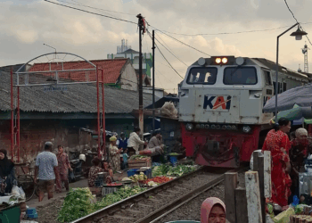 Berniaga di Pinggir Lintasan Kereta — Cerita dari “Pasar Ekstrem” Dupak Magersari, Surabaya