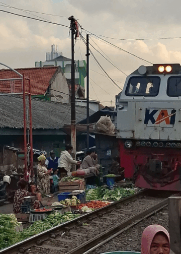 Berniaga di Pinggir Lintasan Kereta — Cerita dari “Pasar Ekstrem” Dupak Magersari, Surabaya