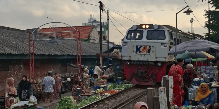 Berniaga di Pinggir Lintasan Kereta — Cerita dari “Pasar Ekstrem” Dupak Magersari, Surabaya