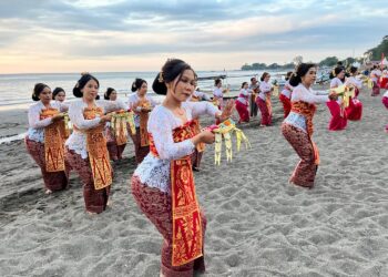 Buka Festival Lovina, Bupati Sutjidra Akan Tata Kembali Kawasan Lovina Lebih Representatif