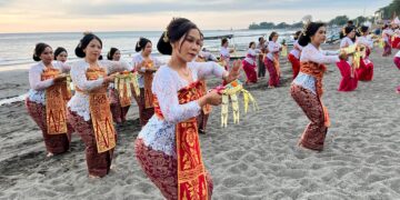 Buka Festival Lovina, Bupati Sutjidra Akan Tata Kembali Kawasan Lovina Lebih Representatif