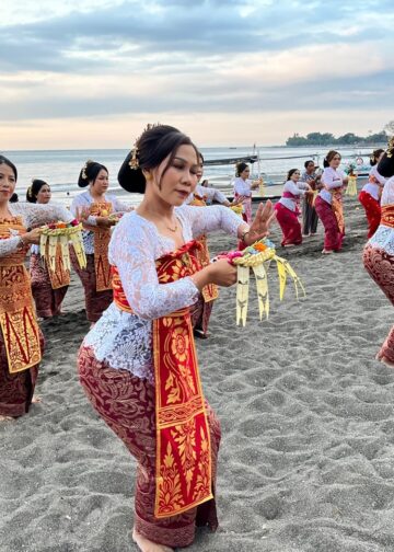 Buka Festival Lovina, Bupati Sutjidra Akan Tata Kembali Kawasan Lovina Lebih Representatif