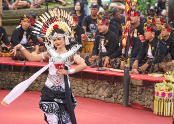 Sesama Denpasar, Angklung Brahmara Sini dan  Angklung Jaya Suara Mabarung di Pesta Kesenian Bali 2025
