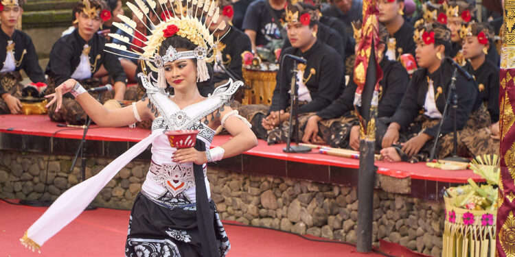 Sesama Denpasar, Angklung Brahmara Sini dan  Angklung Jaya Suara Mabarung di Pesta Kesenian Bali 2025