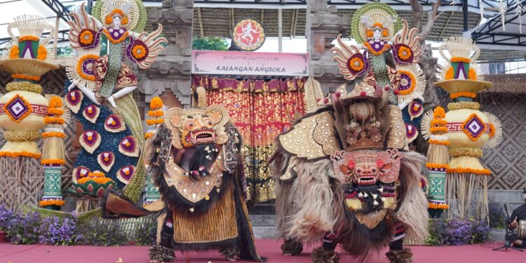 Dua Barong dari Bongkasa, Badung, Bermanja-manjaan di Pesta Kesenian Bali 2025