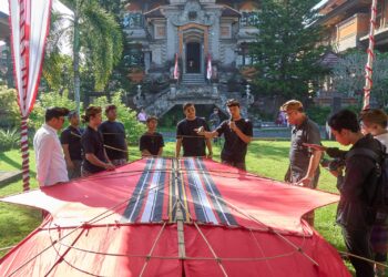 Adu Cakap Membuat Layangan Bebean dalam Jantra Tradisi Bali