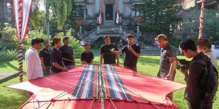 Adu Cakap Membuat Layangan Bebean dalam Jantra Tradisi Bali