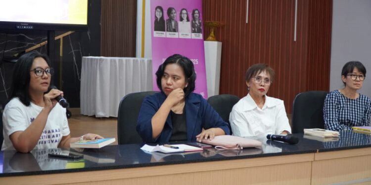 Sembuh Oleh Sastra, Mengapa Tidak? — Cerita Ratih Kumala, Oka Rusmini dan Cyntha Hariadi di Singaraja Literary Festival 2025