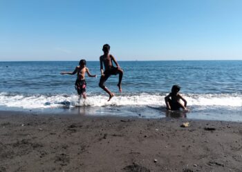 Bocah, Bola Pasir dan Hantu Laut di Pantai Penimbangan — Cerita Kecil di Hari Libur