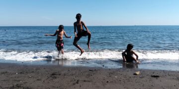 Bocah, Bola Pasir dan Hantu Laut di Pantai Penimbangan — Cerita Kecil di Hari Libur