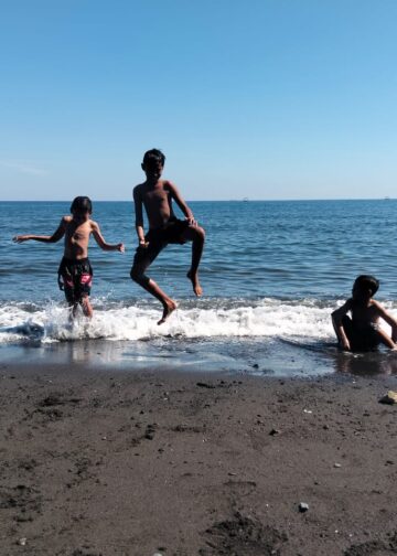 Bocah, Bola Pasir dan Hantu Laut di Pantai Penimbangan — Cerita Kecil di Hari Libur