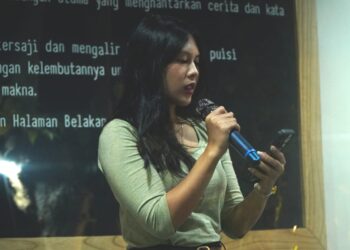 Memoar “Hantu Padang” Esha Tegar Putra di Kafe Halaman  Belakang, Singaraja — Rabu Puisi #12 Komunitas Mahima