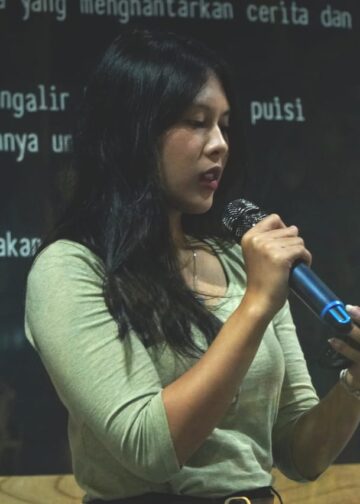 Memoar “Hantu Padang” Esha Tegar Putra di Kafe Halaman  Belakang, Singaraja — Rabu Puisi #12 Komunitas Mahima