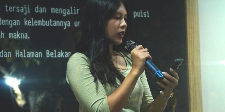 Memoar “Hantu Padang” Esha Tegar Putra di Kafe Halaman  Belakang, Singaraja — Rabu Puisi #12 Komunitas Mahima