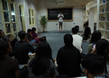 Memoar “Hantu Padang” Esha Tegar Putra di Kafe Halaman  Belakang, Singaraja — Rabu Puisi #12 Komunitas Mahima