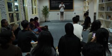 Memoar “Hantu Padang” Esha Tegar Putra di Kafe Halaman  Belakang, Singaraja — Rabu Puisi #12 Komunitas Mahima