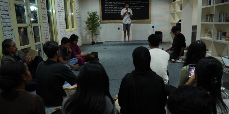 Memoar “Hantu Padang” Esha Tegar Putra di Kafe Halaman  Belakang, Singaraja — Rabu Puisi #12 Komunitas Mahima