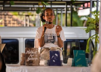 Ketika Pohon-Pohon Tumbang Berbicara: Puisi Aan Mansyur dan Suara Penyembuhan di Singaraja Literary Festival 2025