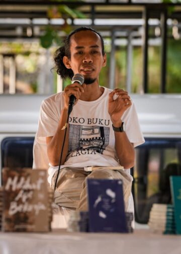 Ketika Pohon-Pohon Tumbang Berbicara: Puisi Aan Mansyur dan Suara Penyembuhan di Singaraja Literary Festival 2025