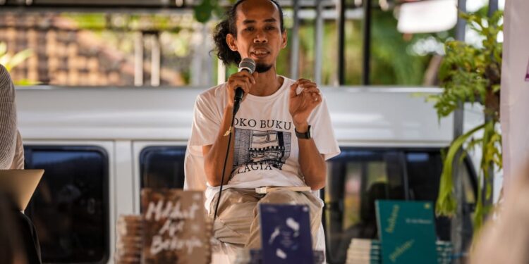 Ketika Pohon-Pohon Tumbang Berbicara: Puisi Aan Mansyur dan Suara Penyembuhan di Singaraja Literary Festival 2025