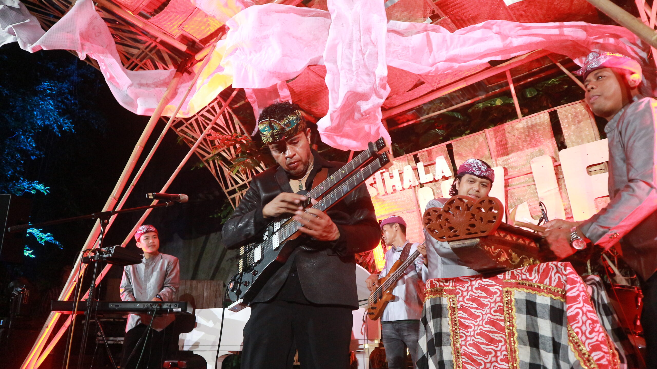 Menyaksikan Balawan di UVJF 2025: Eksplorasi Jazz di antara Gending dan Tapping