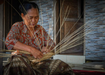 Di Balik Kerajinan Ingka Sambirenteng, Ada Perempuan-Perempuan yang Berdaya