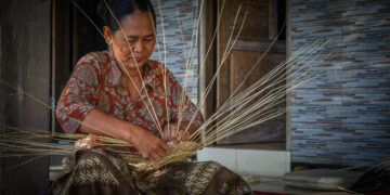 Di Balik Kerajinan Ingka Sambirenteng, Ada Perempuan-Perempuan yang Berdaya