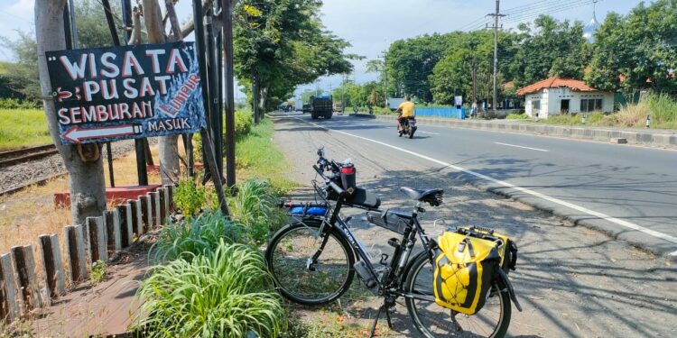 Cerita Perjalanan Bersepeda ke Labuan Bajo [2]—Celaka! Baru 100 Kilometer Tapi Sekujur Tubuh Sudah Ngilu