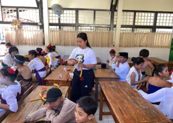 “Drama” Dibalik Drama Kisah Cinta Rai Srimben: Kumis Gatal, Kain Melorot, dan Badmood Sebelum Pentas